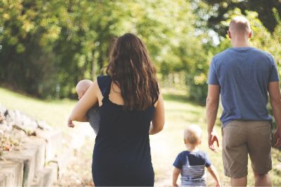 Picture_of_family_walking